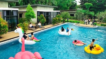 Piscina externa, funciona das 8h às 20h, espreguiçadeiras