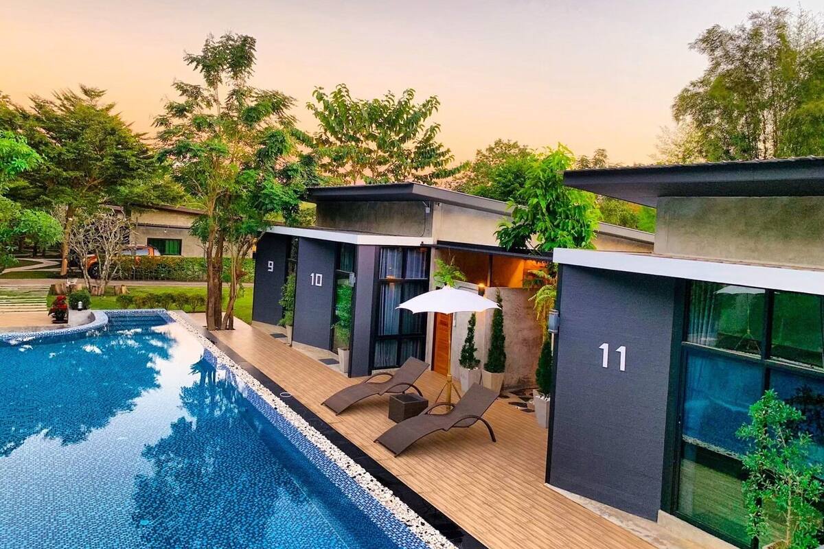 Un hôtel moderne doté d’une piscine, de chambres numérotées et d’espaces de détente en plein air.