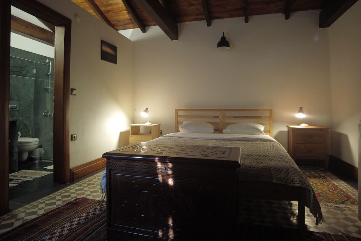 Habitación doble Confort, vista a la montaña | Espacio para trabajar con laptop y insonorización