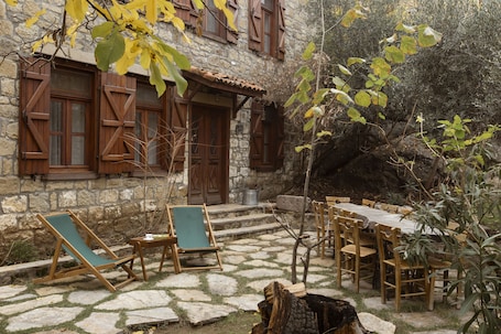 Chalé panorâmico, 3 quartos, varanda, de frente para o mar | Vista para o jardim. Mavras Tas Odalar