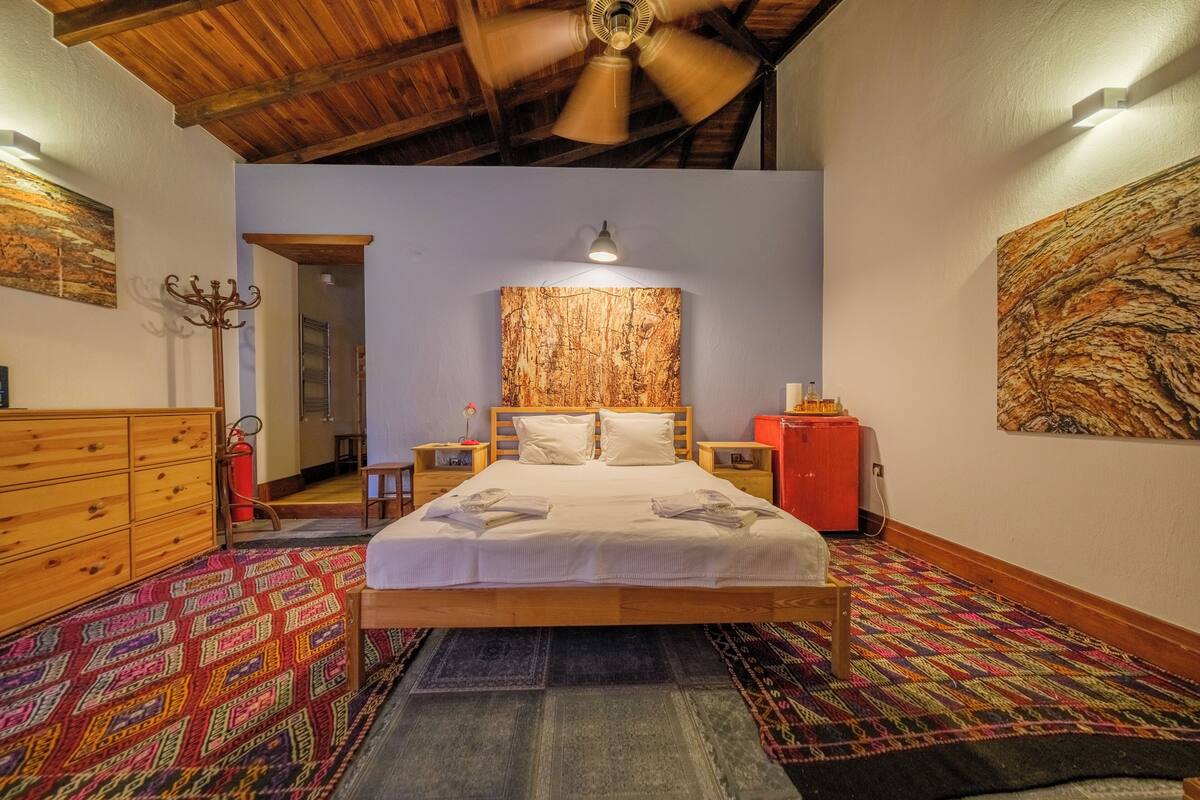 Habitación cuádruple familiar, vista a la montaña | Espacio para trabajar con laptop y insonorización