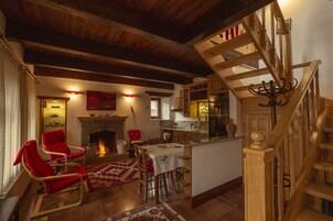 Royal Chalet | Laptop workspace, soundproofing, iron/ironing board, free WiFi