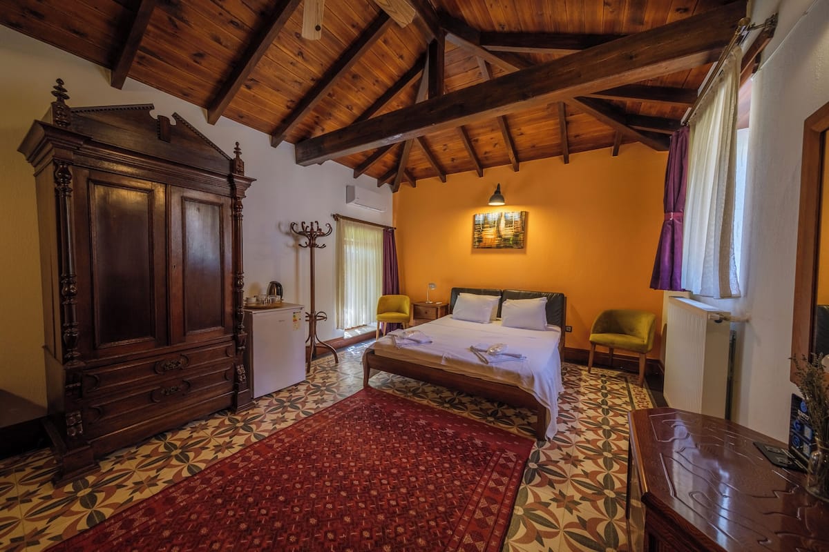 Tremannsrom – classic | Skrivebord for bærbar PC, lydisolert og strykejern/-brett