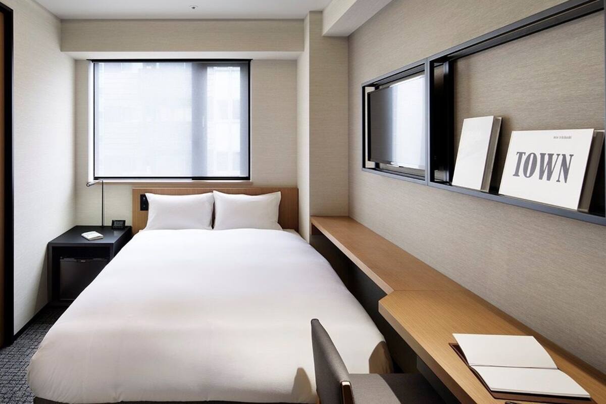 Escritorio, tabla de planchar con plancha, wifi gratis y ropa de cama