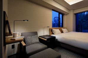 Habitación con 2 camas individuales (Moderate Twin) | Escritorio, tabla de planchar con plancha, wifi gratis y ropa de cama