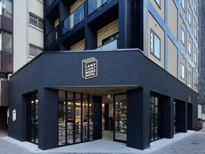 Vista frontal de la propiedad