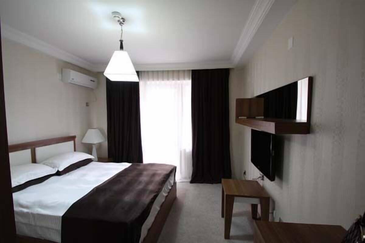 Standard-Doppelzimmer | Zimmersafe, Schreibtisch, Bügeleisen/Bügelbrett, Zustellbetten
