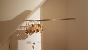 Quarto casal de uso individual | Ferros/tábuas de passar roupa, Wi-Fi de cortesia, roupa de cama