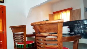 تناول الطعام داخل الغرفة