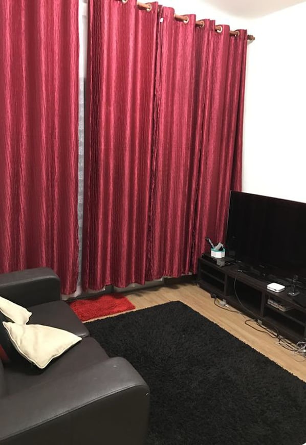 Maison, 3 chambres | Salle de séjour | Télévision LED de 42 pouces avec chaînes par satellite, télévision