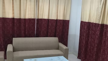 House, 3 Bedrooms | Ruang tamu | 42 inci televisyen LED dengan satelit, TV
