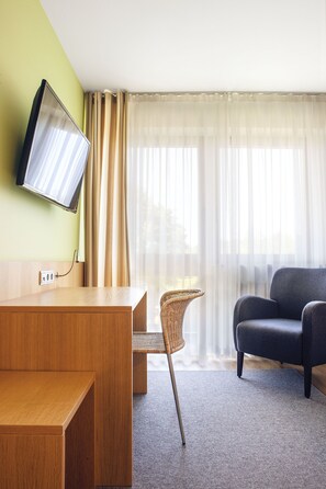 Comfort Single Room, Non Smoking, Garden View | Living area | Flat-screen TV - Gästehaus St. Theresia (Eriskirch)