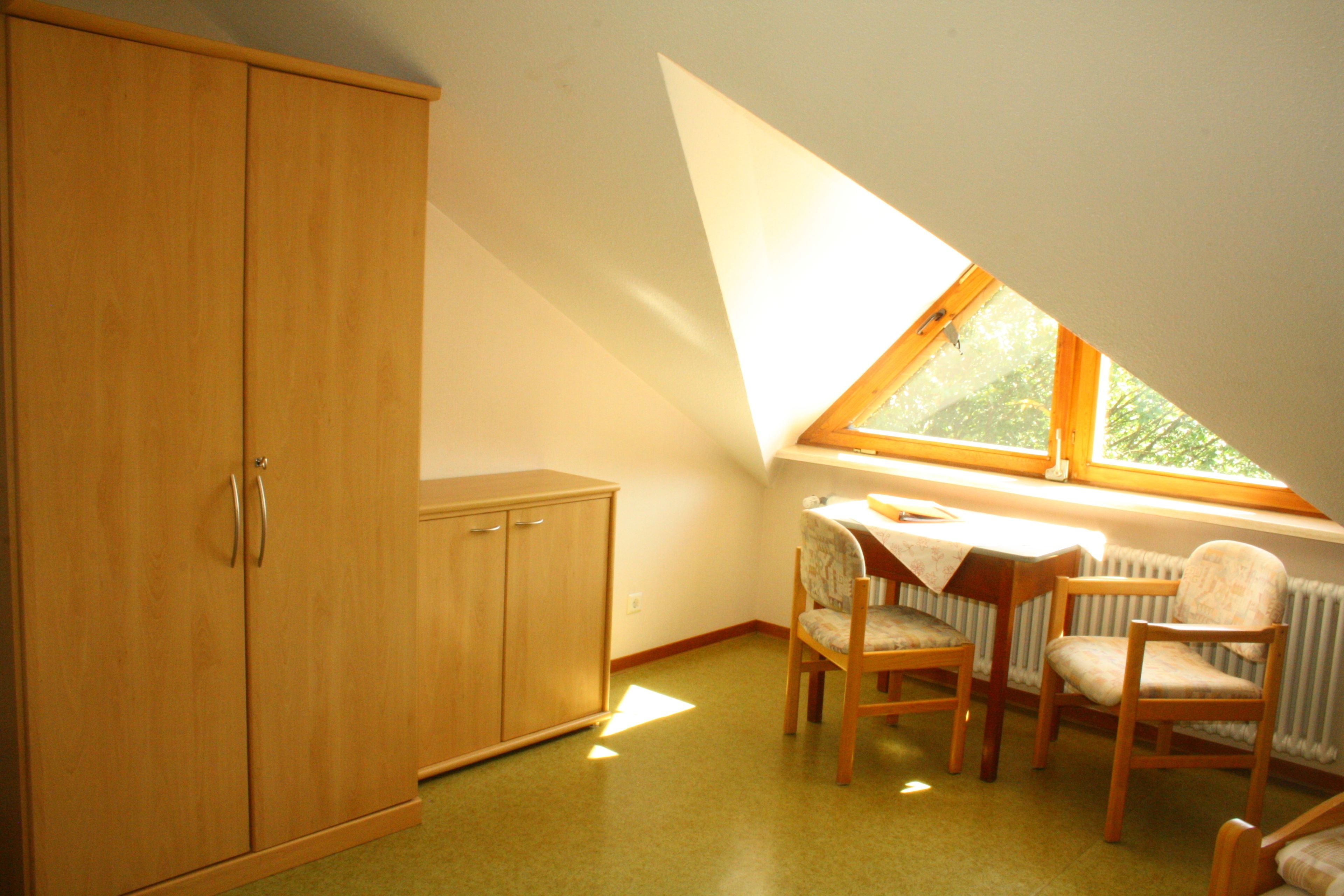 basic twin room, non smoking, garden view | in-room dining