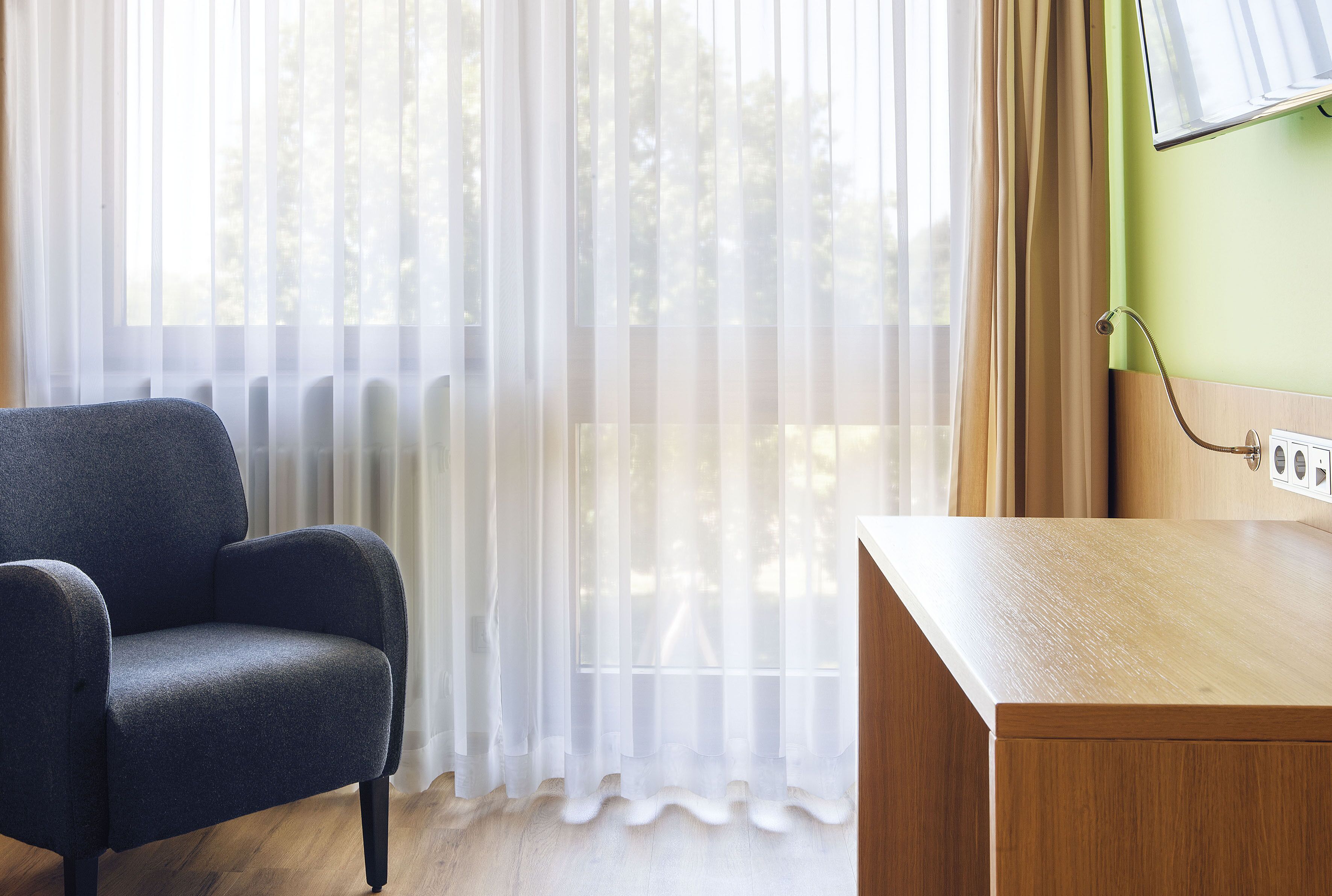 comfort single room, non smoking, garden view | living area | flat-screen tv