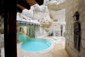 สระว่ายน้ำในร่ม, สระว่ายน้ำกลางแจ้ง