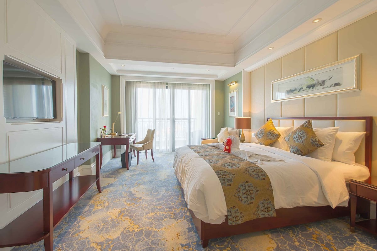 Deluxe Double Room | Minibar, in-room safe, desk, blackout curtains