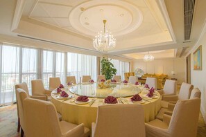 Breakfast, lunch and dinner served - Hengtong Gloria Resort Suzhou (Suzhou)