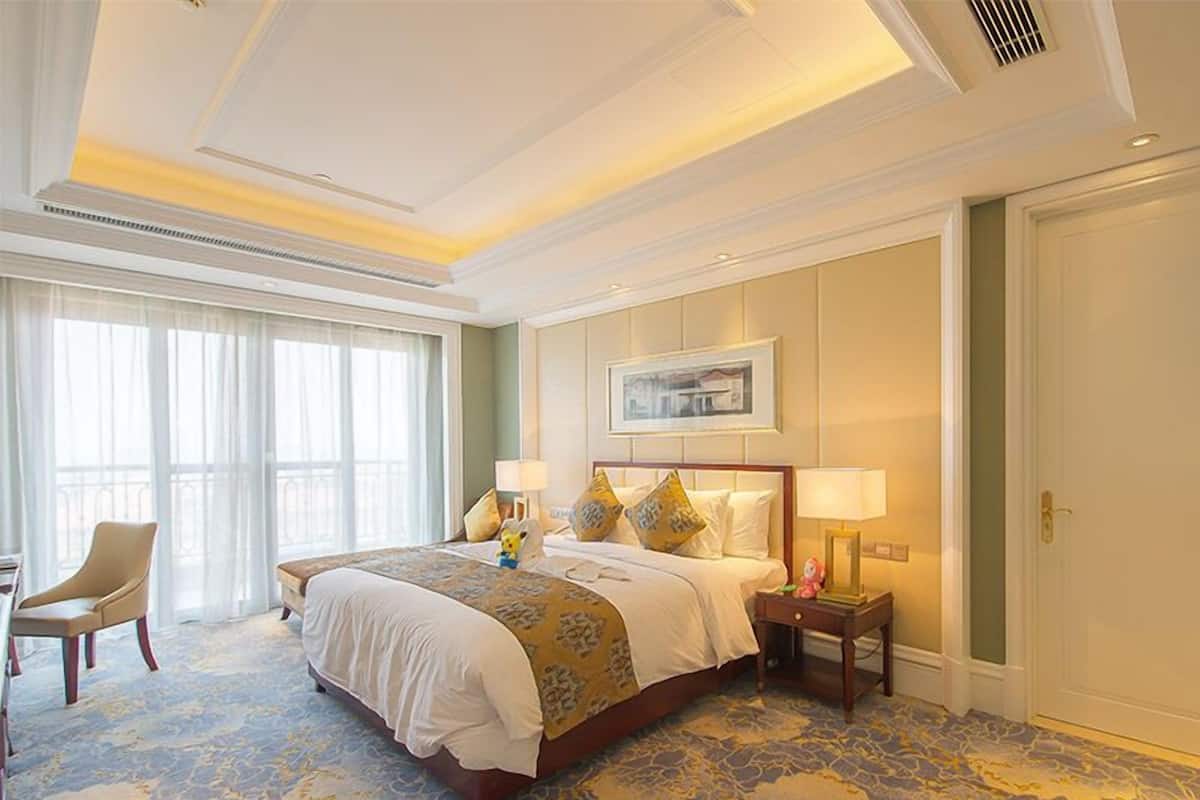 Deluxe Suite | Minibar, in-room safe, desk, blackout curtains