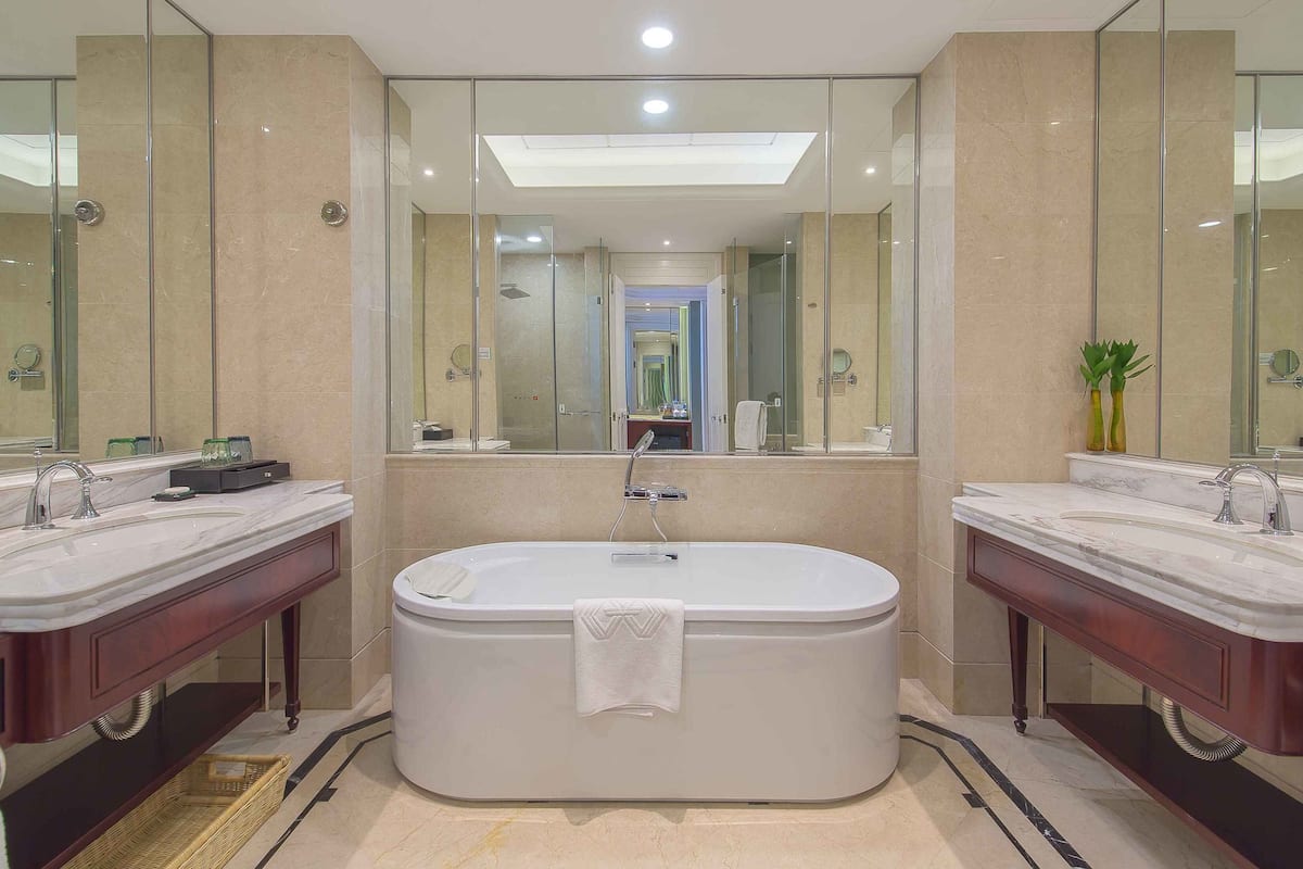 Articles de toilette gratuits, sèche-cheveux, peignoirs, chaussons