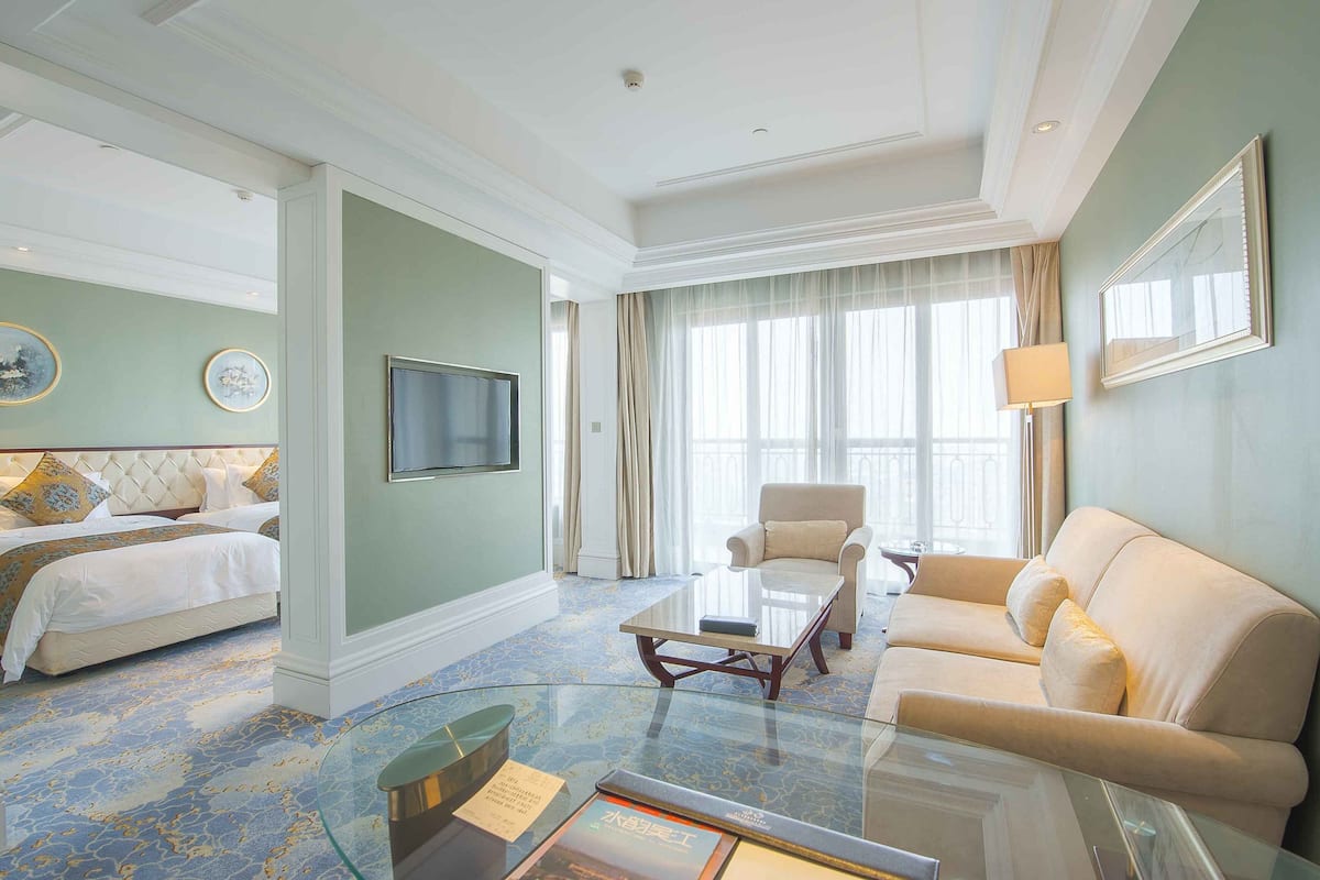 Deluxe Twin Room | Minibar, in-room safe, desk, blackout curtains