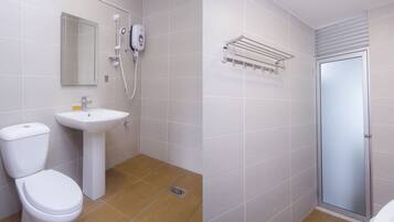 Suite Familiale | Salle de bain | Douche, bidet, serviettes fournies