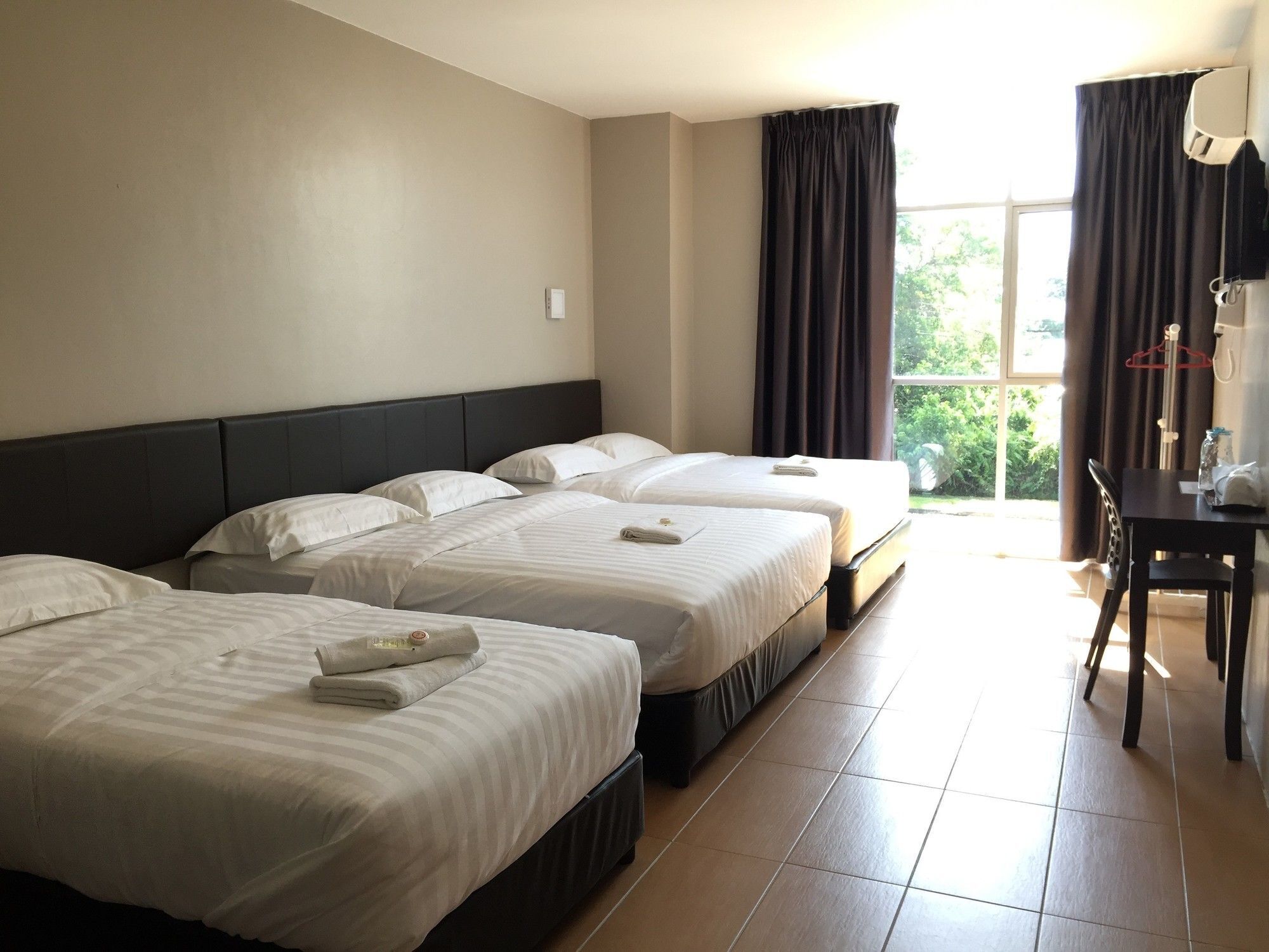 Meja kerja, Wi-Fi gratis, dan seprai linen