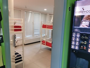 One Bed in 8 Bed Mixed Dormitory | Desk, bed sheets