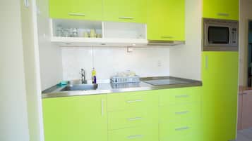 Refrigerador con freezer, microondas, placa de cocina