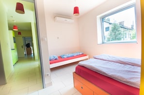 Habitación cuádruple | Escritorio y ropa de cama 