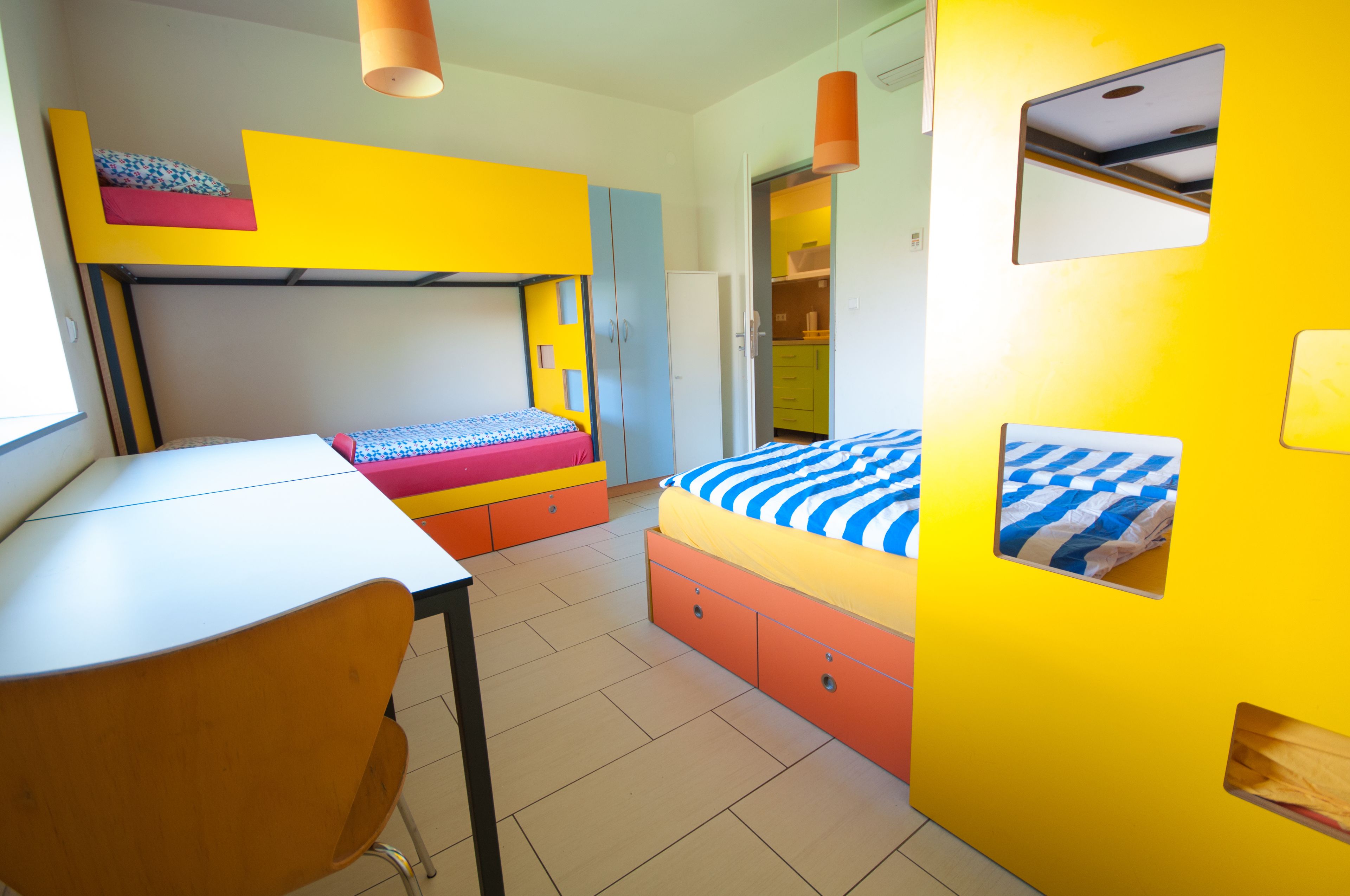 One Bed in 5 Bed Mixed Dormitory | 办公桌、床单