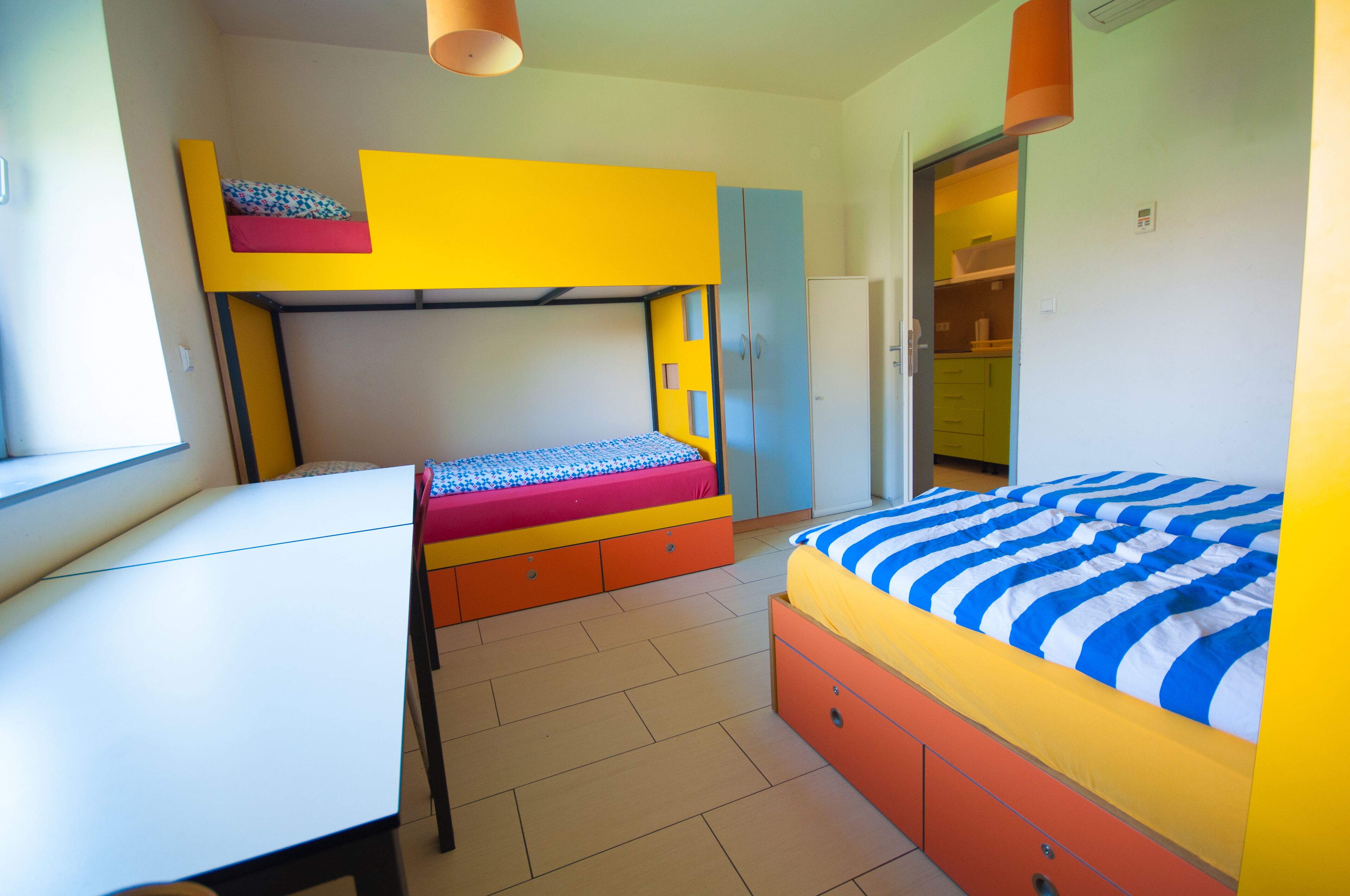 Escritorio y ropa de cama 