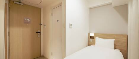 Escritorio, wifi gratis y ropa de cama