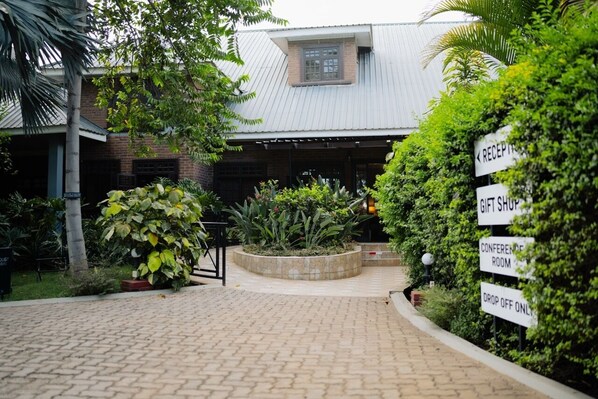 Un patio con zona de recepción, tienda de regalos, sala de conferencias y área de acceso para dejar pasajeros.