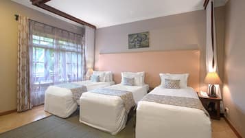 1 غرفة نوم وأغطية فراش متميزة وخزنة داخل الغرفة ومكتب