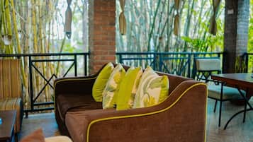 Breakfast, lunch, dinner served; international cuisine