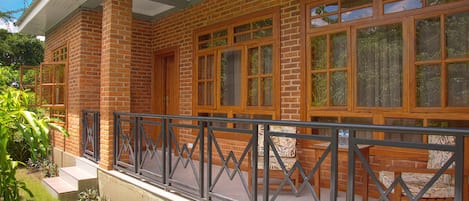Suite ejecutiva, 1 habitación, cocina, vista a la montaña | Balcón