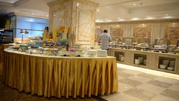 Daily buffet breakfast (CNY 128 per person)