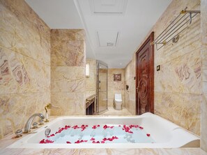 Deluxe Twin Room | Bathroom | Rainfall showerhead, eco-friendly toiletries, hair dryer, bathrobes - Yueda Financial City International Hotel (Guangzhou)