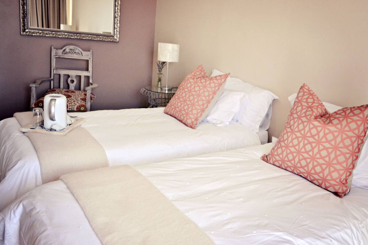 Laptop workspace, iron/ironing board, free WiFi, bed sheets