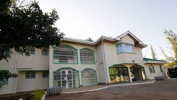 Vista frontal de la propiedad
