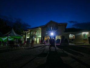 Façade de l’hébergement  – soirée/nuit