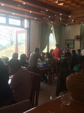 Se sirven desayunos, almuerzos, cenas y cocina vietnamita