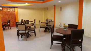 Breakfast, lunch, dinner served; international cuisine