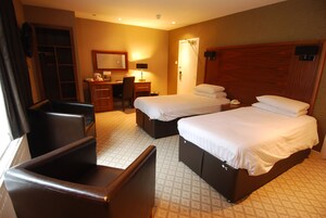 Quarto família, 3 camas de solteiro | Escrivaninha, cortinas blackout, berços grátis