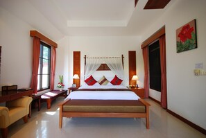 Caja de seguridad en la habitación, escritorio y cortinas blackout