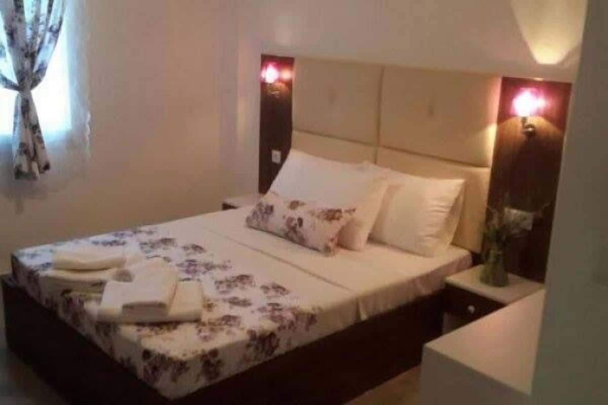 Double Room | Desk, iron/ironing board, rollaway beds, free WiFi