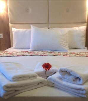 办公桌、熨斗/熨板、折叠床/加床（额外收费）、免费 WiFi