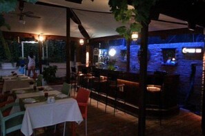 Der serveres frokost og aftensmad