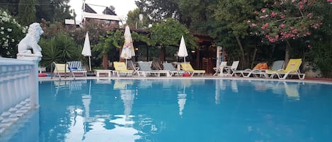 Alberca al aire libre por temporada y sombrillas en la alberca