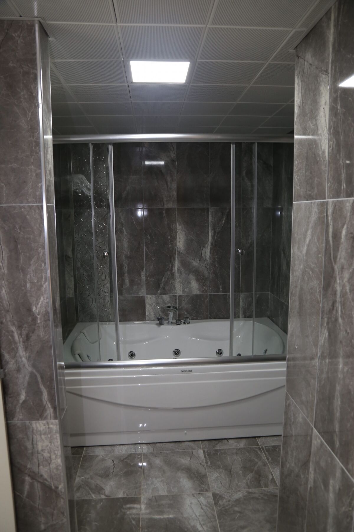 superior studio suite | jetted bathtub